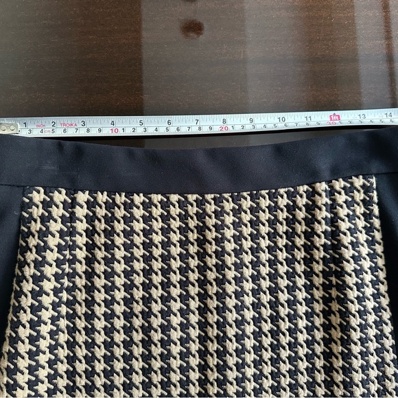 Akris Punto size 8, classic houndstooth, black/tan knit skirt. - Picture 4 of 9